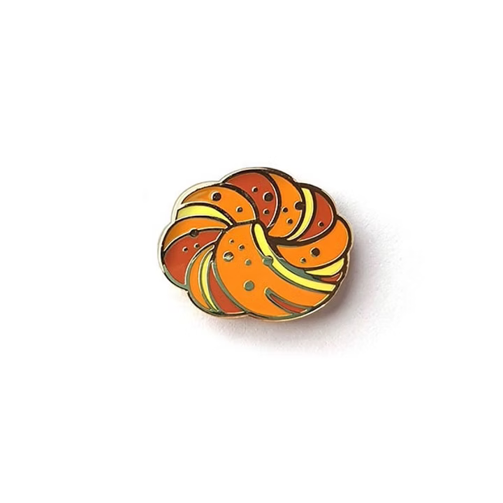 Emaljepin Kanelbolle Sinnagrøt